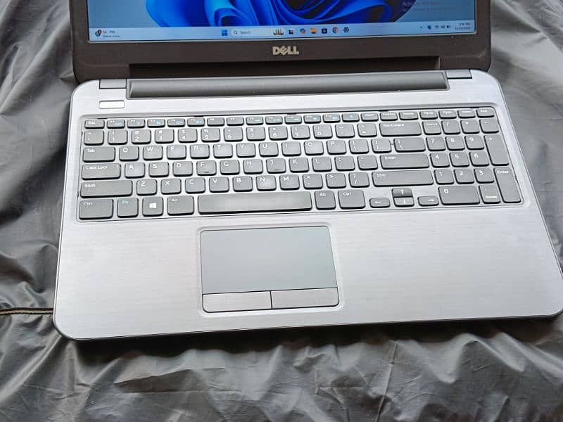 Dell Latitude 3540.   Metal body.    15.6 LED.    SSD 1