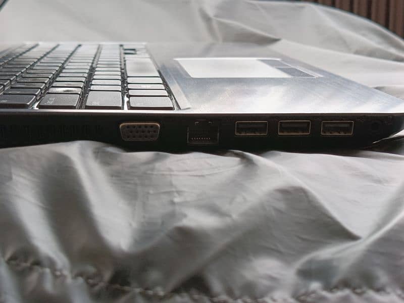 Dell Latitude 3540.   Metal body.    15.6 LED.    SSD 4