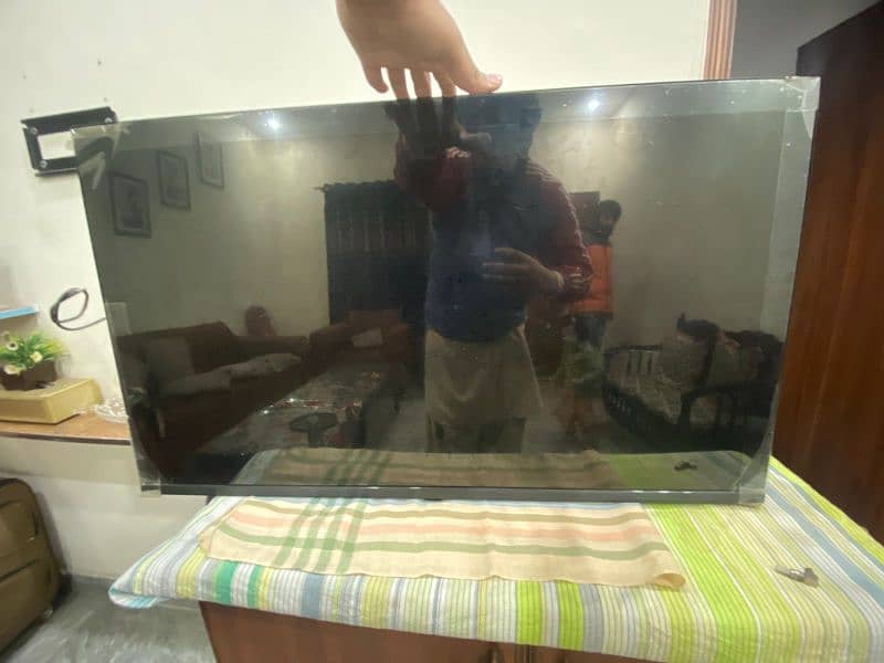 43 Inch LED Slim design Smart Tv 2