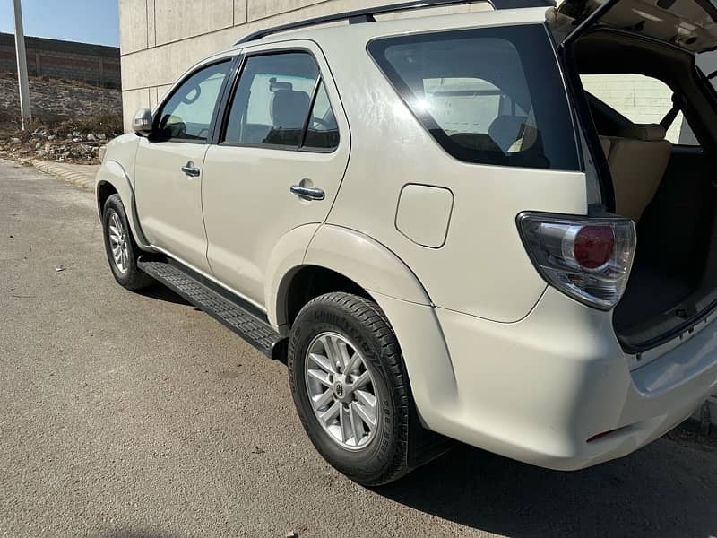 Toyota Fortuner V 2013 4