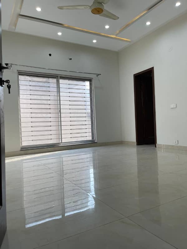 One Kanal House For Rent 16