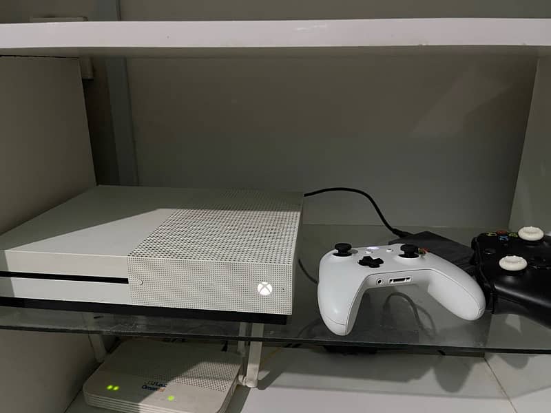 Xbox One S with 10 months GamePass + two controllers 2