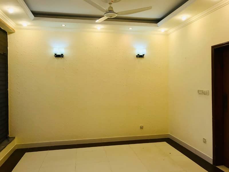 10 Marla Full House Available For Rent In DHA Phase 1 4