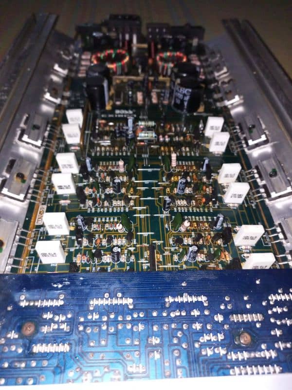 Boss 5 CHANNEL POWER AMPLIFIER. 1