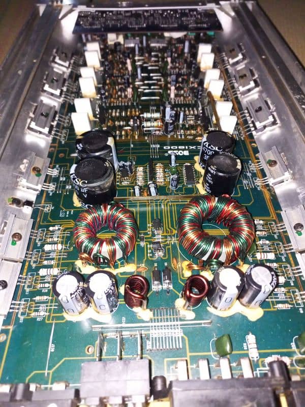 Boss 5 CHANNEL POWER AMPLIFIER. 2