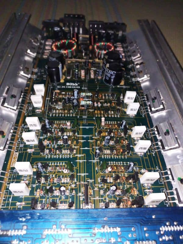 Boss 5 CHANNEL POWER AMPLIFIER. 3