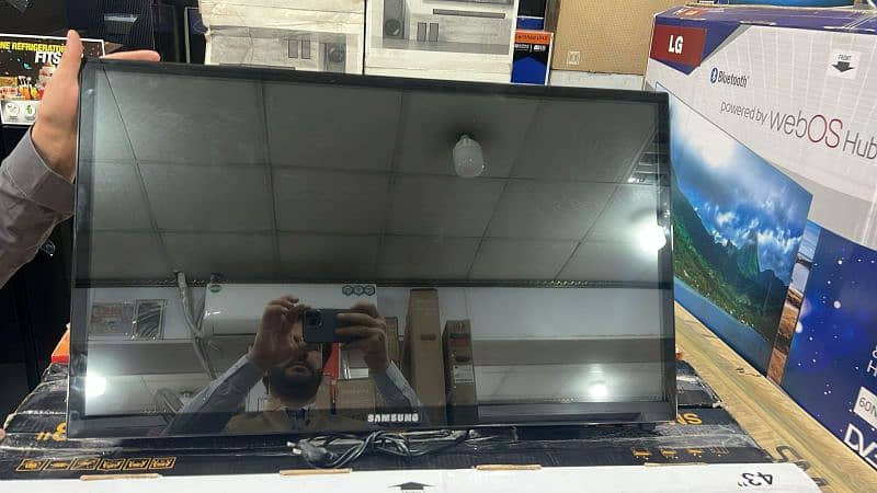 Samsung 32" LCD/ Non Android 2