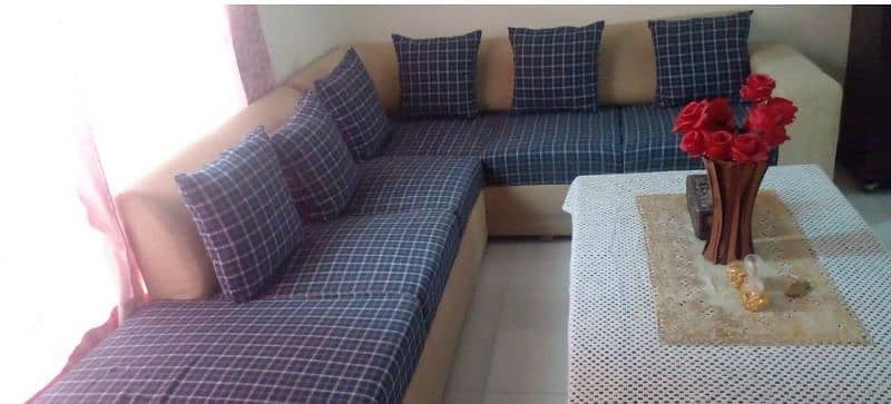 L shaped Sofa with 4 cushions 2