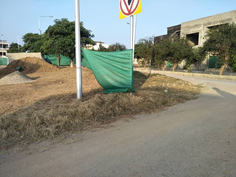 8.6 Marla Back Open Plot with 5 Marla Extra Green Land in Umer Block, Safari Valley 7