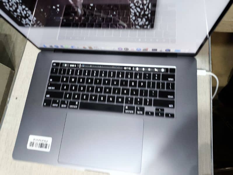 macbook pro 2019 i9 32/512 scrathless 1