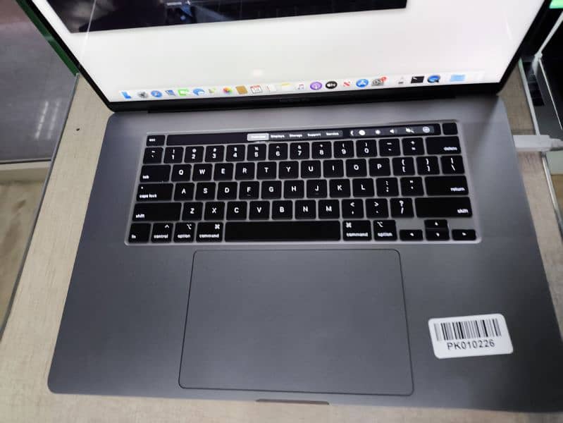 macbook pro 2019 i9 32/512 scrathless 3