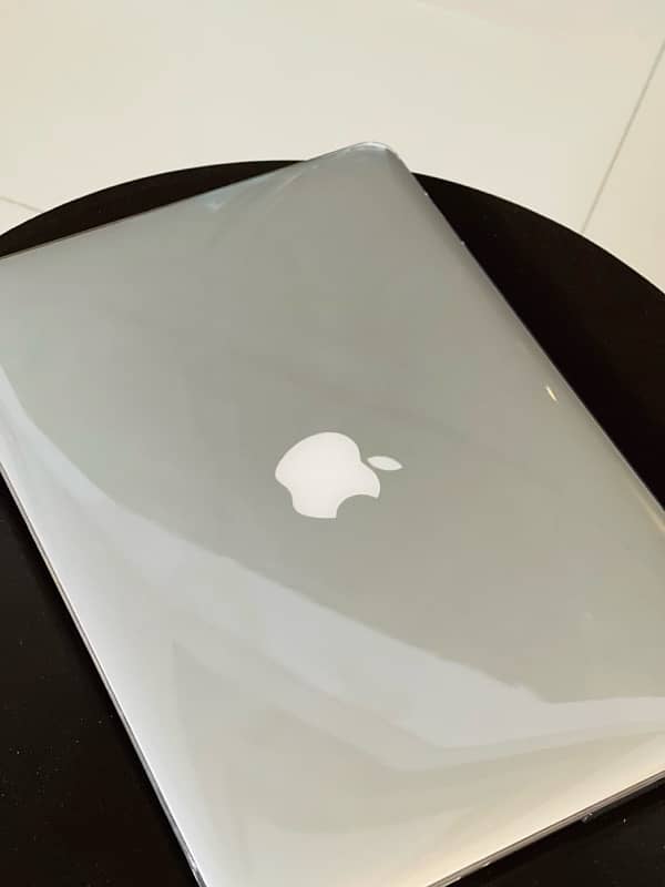 Macbook Pro Early 2015 in Excellent Condition Protector Installed 0