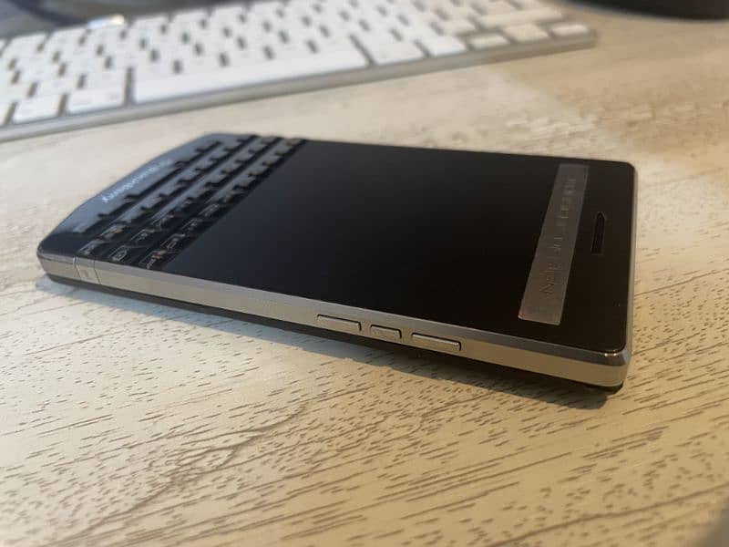 Blackberry Porsche Design P9983 13