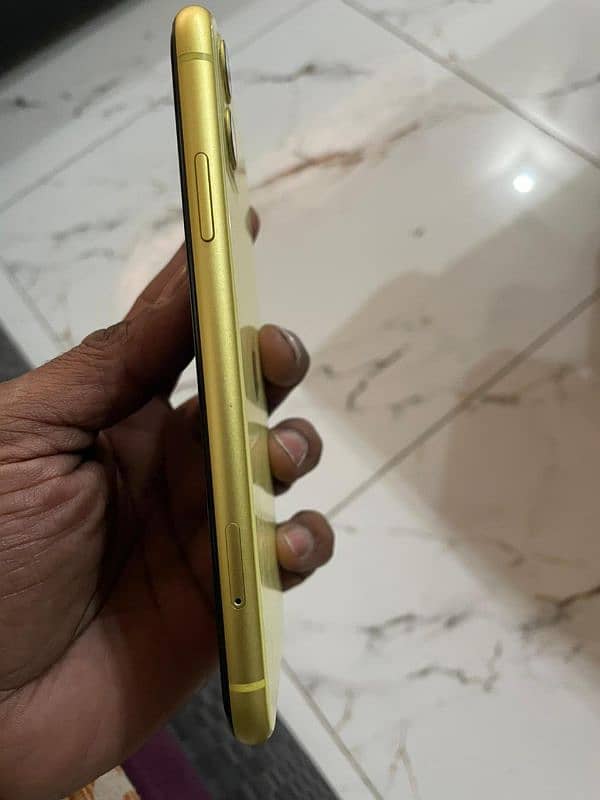 Exchange Iphone 11 Gold good condition 4