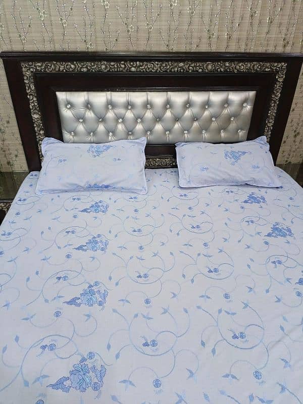 KING SIZE BED WITH MATRASS TWO SIDE TABLES AND DRESSING TABLE 0