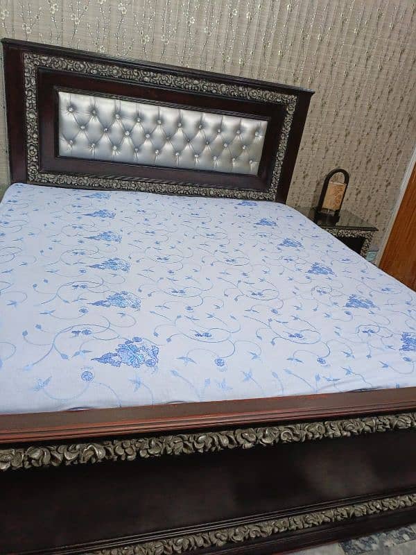 KING SIZE BED WITH MATRASS TWO SIDE TABLES AND DRESSING TABLE 1