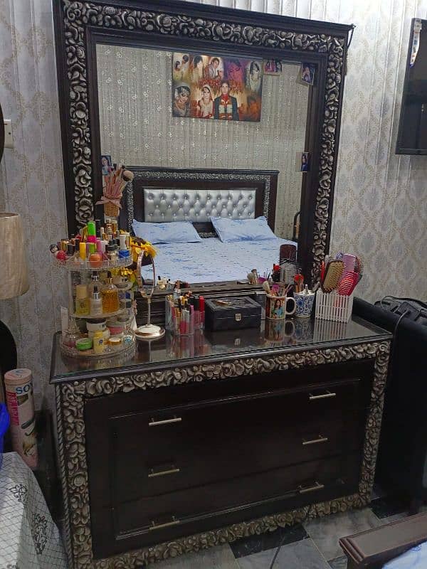 KING SIZE BED WITH MATRASS TWO SIDE TABLES AND DRESSING TABLE 4