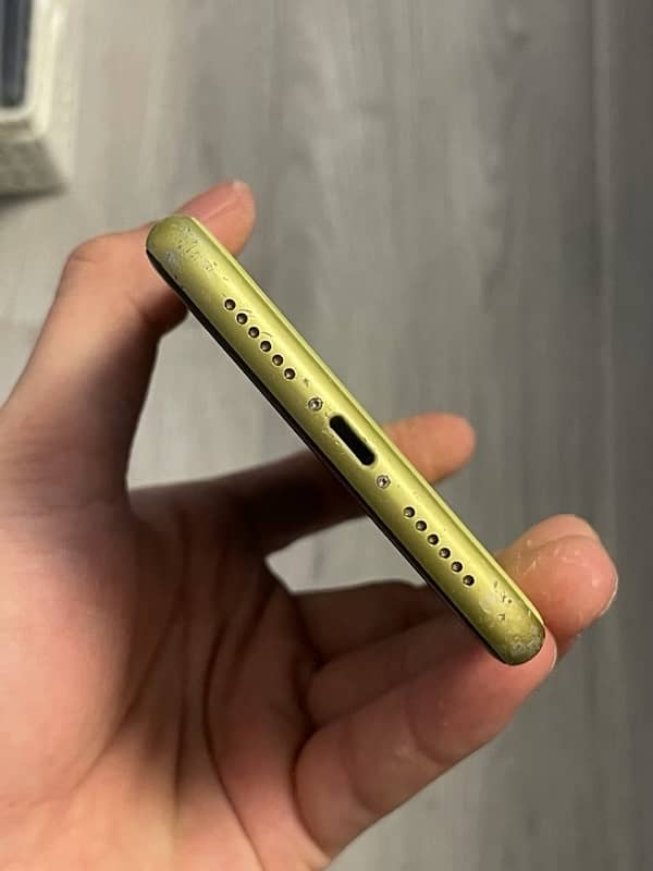 iPhone 11 Yellow color 0