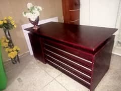 Office table for sale in new condition