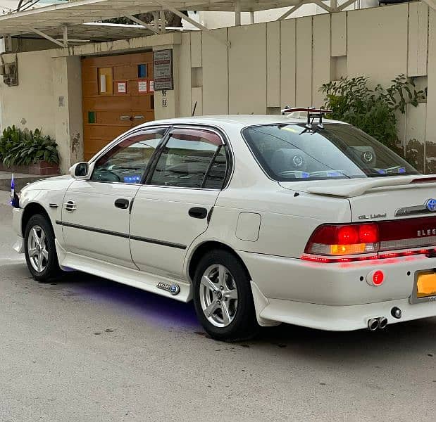 Toyota Corolla GLI 2000 1300 cc Manual Transmission 2