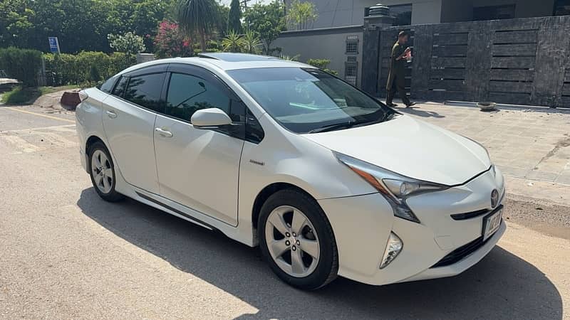 Toyota Prius 2016 sunroof 1