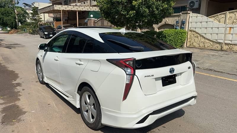 Toyota Prius 2016 sunroof 4