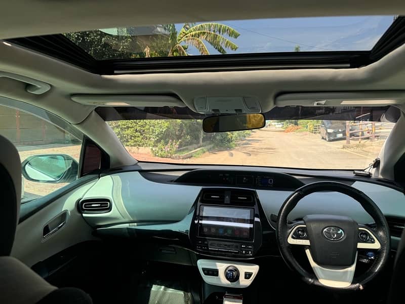 Toyota Prius 2016 sunroof 7