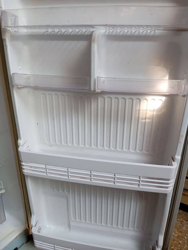 Singer Medium Size Fridge 1