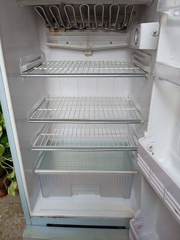 Singer Medium Size Fridge 2