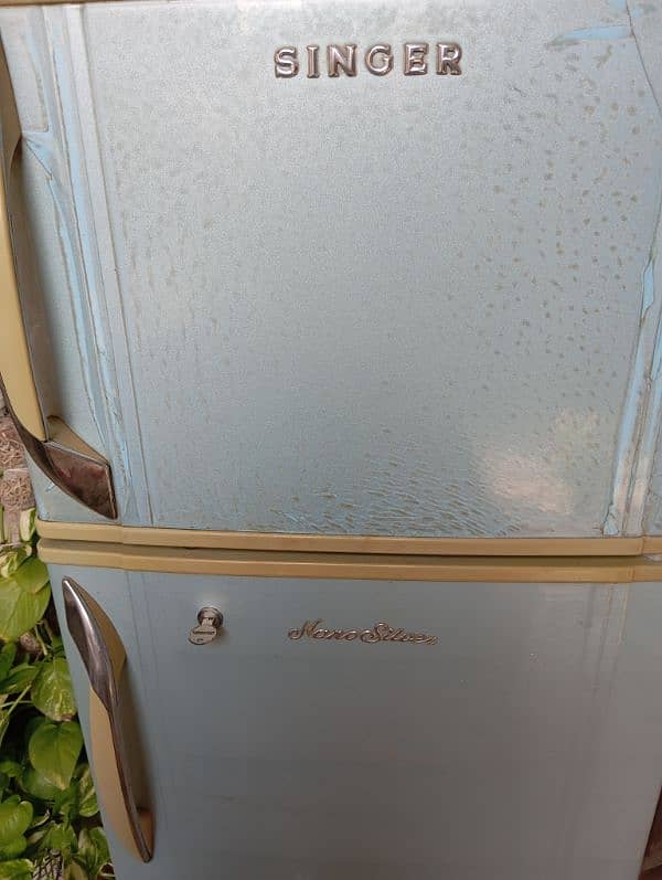 Singer Medium Size Fridge 4