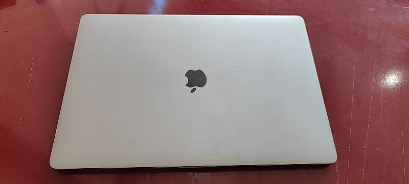 MacBook pro 2019 16_inches 0