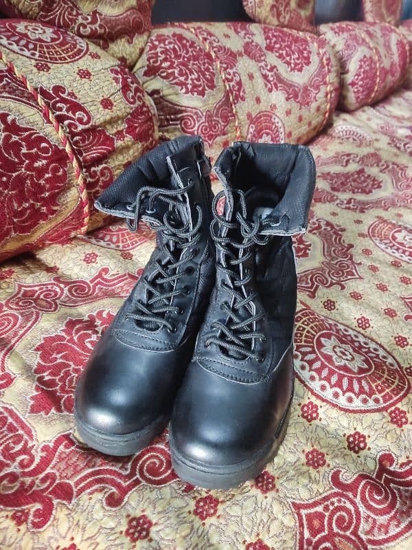 brand new black boots only 4K RS 4000 1