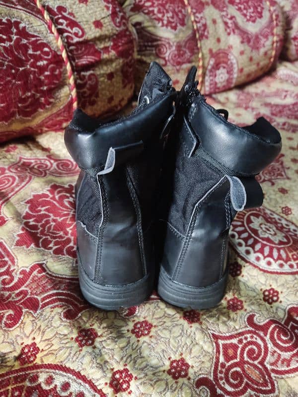 brand new black boots only 4K RS 4000 2