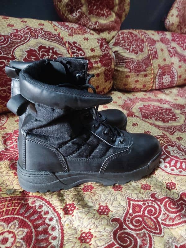 brand new black boots only 4K RS 4000 4