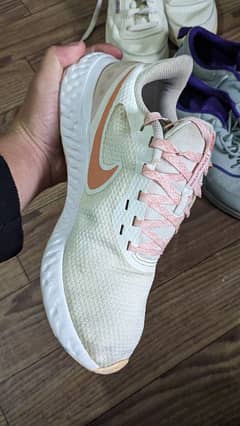 Nike Womens Revolution 5 Barely Rose Slightly Used UK 6.5EUR 40.5