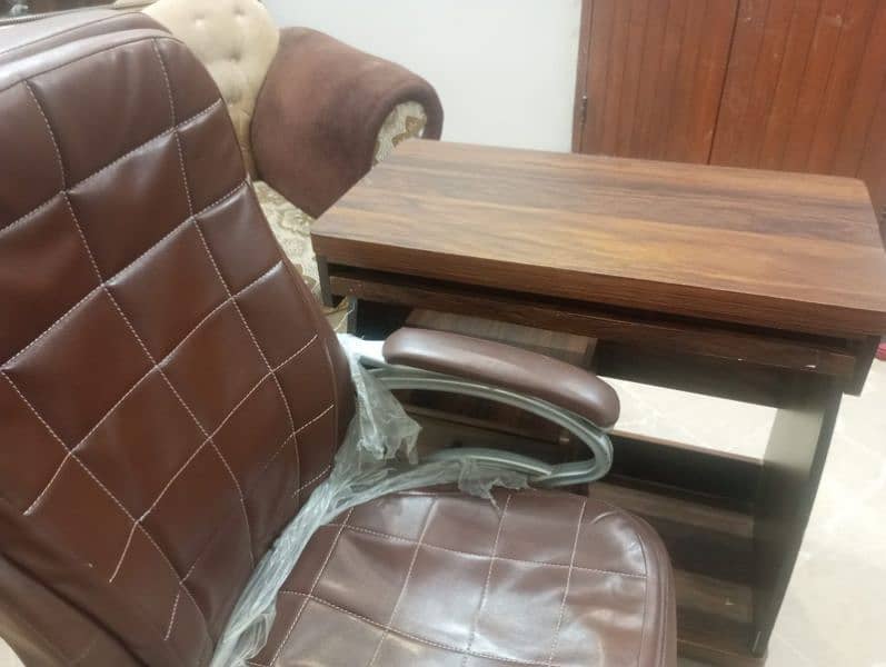 Office table + office chairs for sale 1