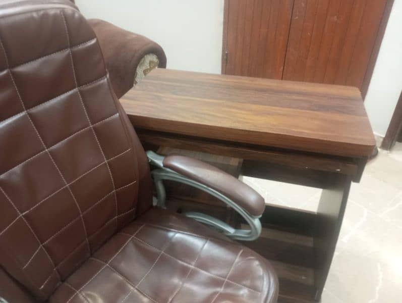 Office table + office chairs for sale 3