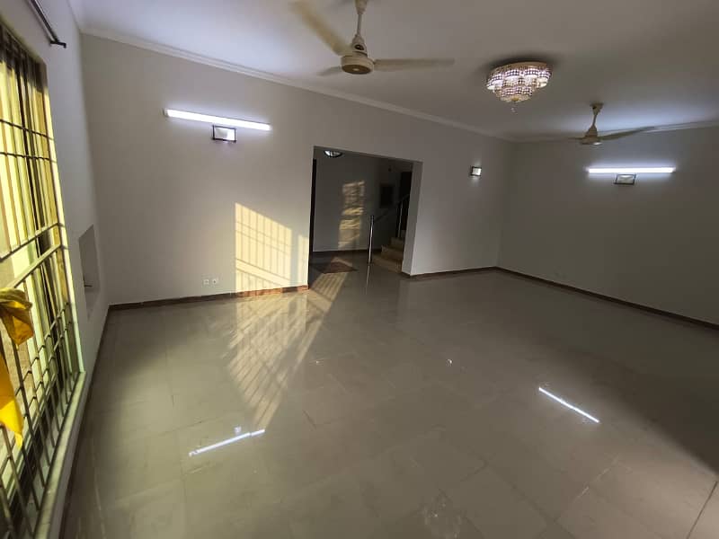 10 Marla Park-Facing Beautiful House Prime Location in Bahria Town Rawalpindi 12