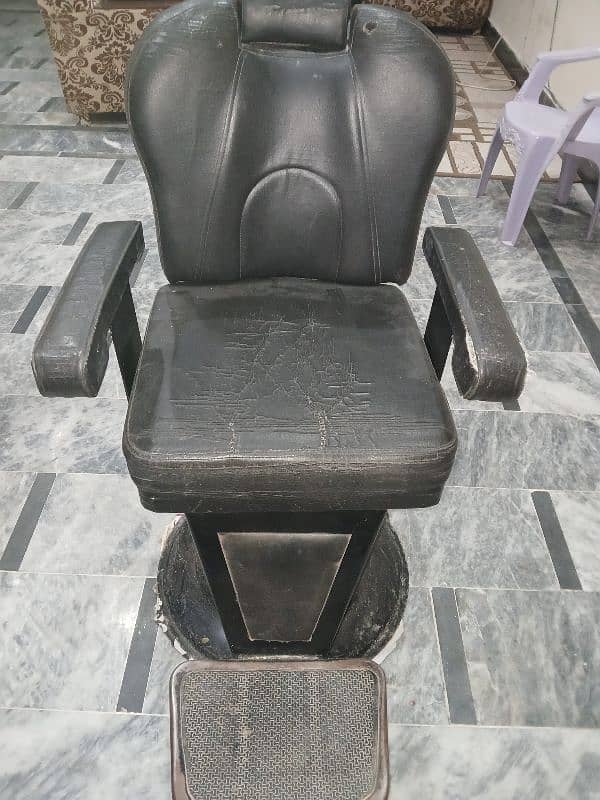 salon chairs good condition each chair 18000 0