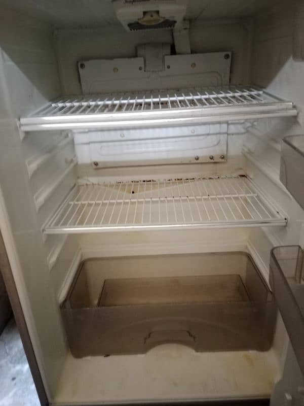 fridge behtarin condition home used hai 3