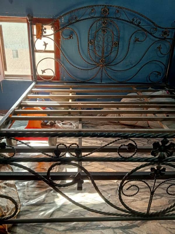 iron bed size 5/5 with out matress 0