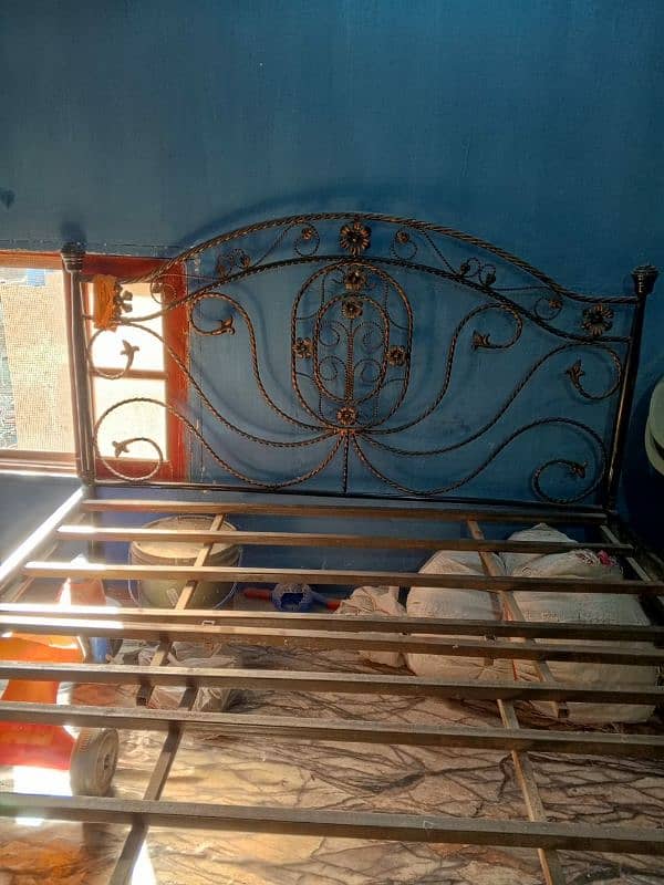 iron bed size 5/5 with out matress 1