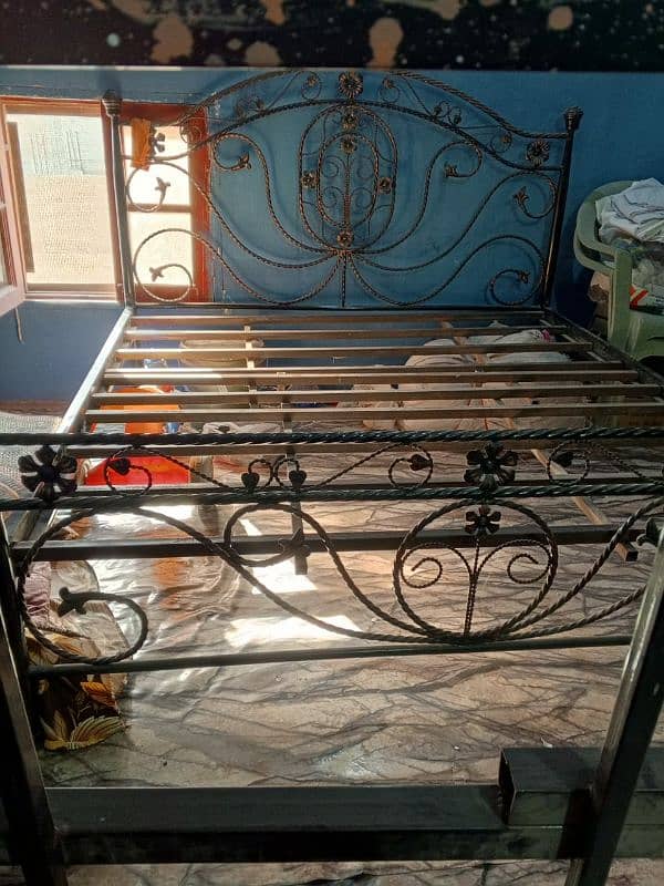 iron bed size 5/5 with out matress 2