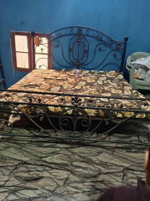 iron bed size 5/5 with out matress 3