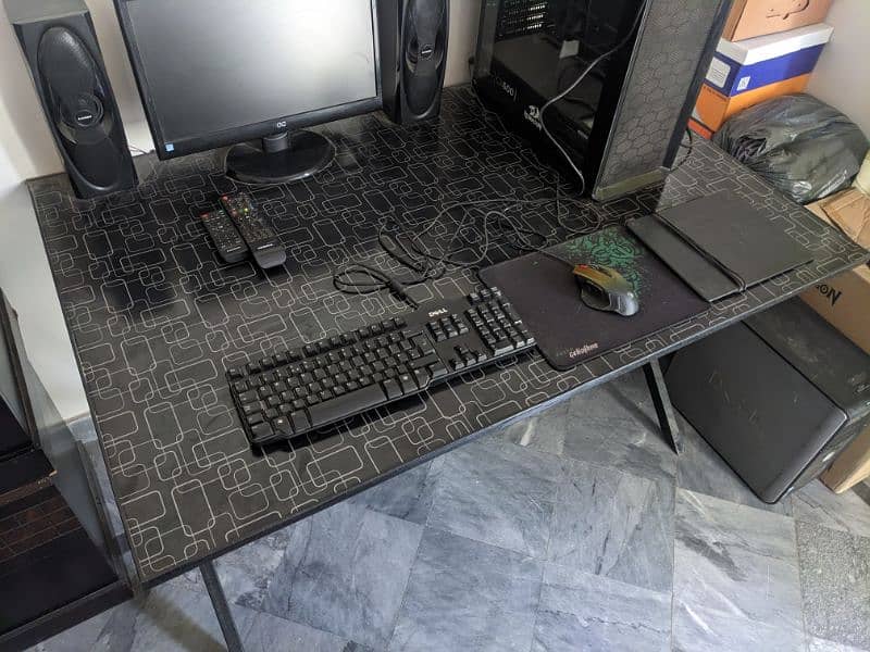 Black computer Table for excellent Condition 1