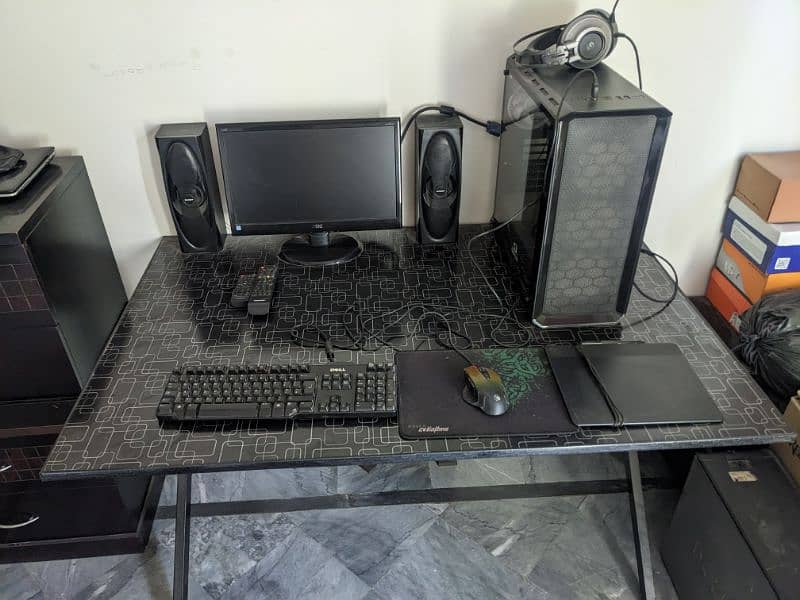 Black computer Table for excellent Condition 2