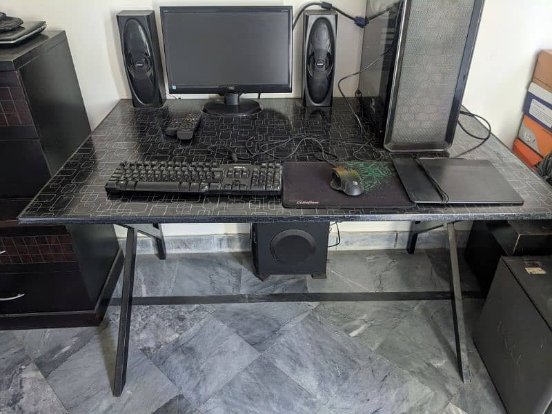 Black computer Table for excellent Condition 3