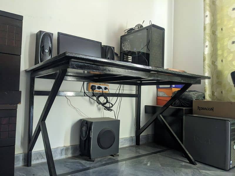 Black computer Table for excellent Condition 4