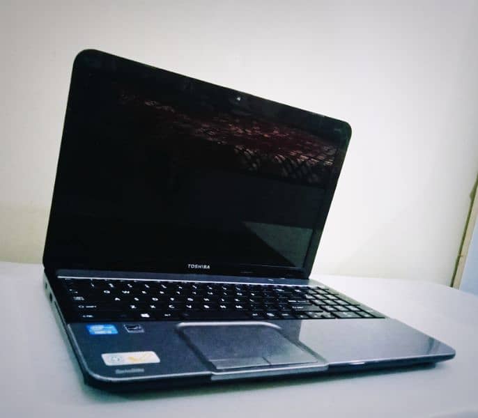 Toshiba big Screen laptop 0