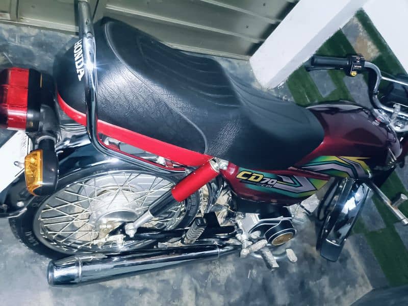 saaf bike hy  new halat my 1 owner ke nam py hy bohat kam chale hy l 7